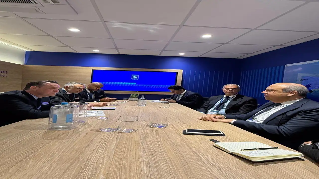 الحكومة تناقش دعم تحديث أسطول “مصر للطيران” مع “رولز-رويس”